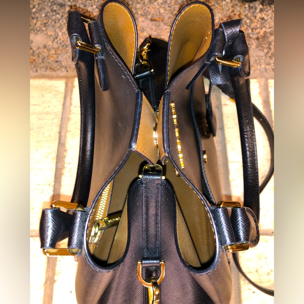 💥Moving to @the_bag_guy💥Michael Kors - Greenwich Large Saffiano Leather Tote - Picture 7 of 15